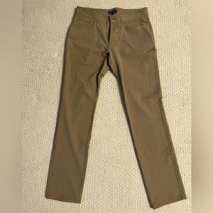 Peter Millar size 32/32 Crown Crafted pants. 63% Nylon 26% polyester 11% spandex